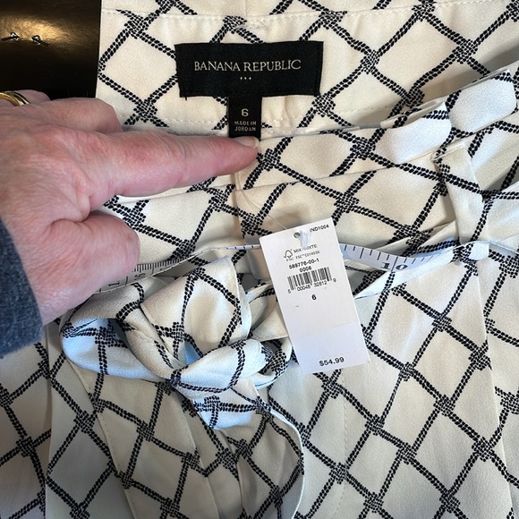 Ladies Banana Republic shorts - Picture 2 of 4